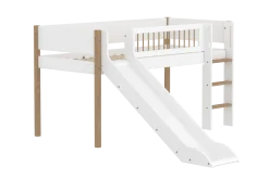 FLEXA NOR Halvhøj seng 120 cm med rutchebane, stige og crossbar sengehest 90x200 cm - Hvid/eg