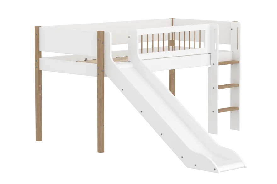 FLEXA NOR Halvhøj seng 120 cm med rutchebane, stige og crossbar sengehest 90x200 cm - Hvid/eg