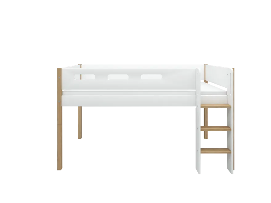 FLEXA NOR Halvhøj seng 120 cm med stige og cut out sengehest 90x200 cm - Hvid/eg