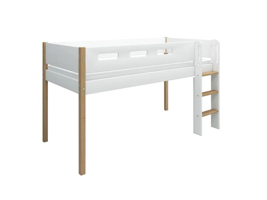 FLEXA NOR Halvhøj seng 120 cm med stige og cut out sengehest 90x200 cm - Hvid/eg
