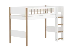 FLEXA NOR Mellemhøj seng 143 cm med stige og crossbar sengehest 90x200 cm - Hvid/eg