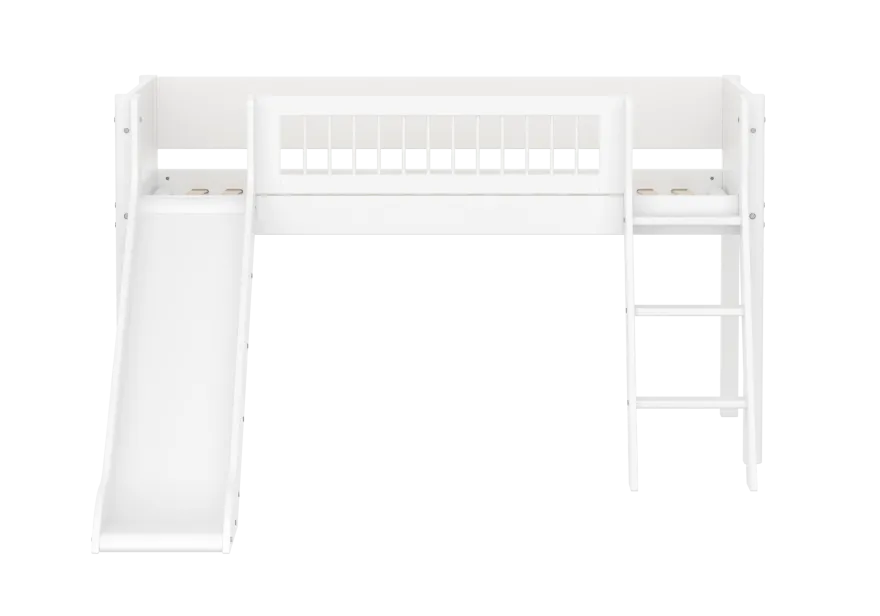 FLEXA WHITE Halvhøj seng 120 cm med rutchebane, skrå stige og crossbar sengehest 90x200 cm - Hvid