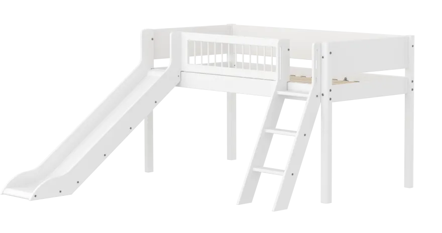 FLEXA WHITE Halvhøj seng 120 cm med rutchebane, skrå stige og crossbar sengehest 90x200 cm - Hvid