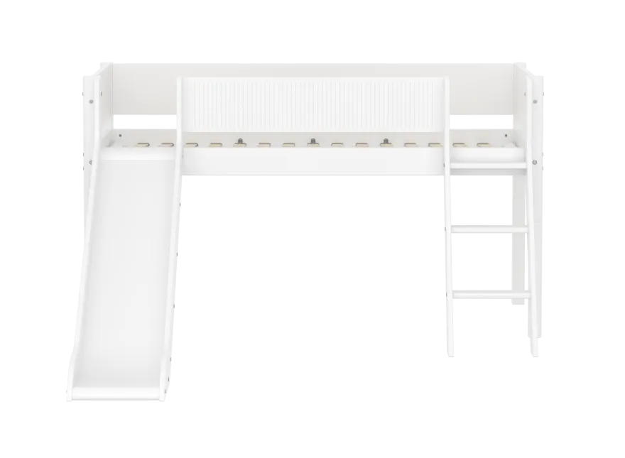 FLEXA WHITE Halvhøj seng 120 cm med rutchebane, skrå stige og grooves sengehest 90x200 cm - Hvid