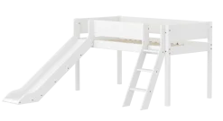 FLEXA WHITE Halvhøj seng 120 cm med rutchebane, skrå stige og grooves sengehest 90x200 cm - Hvid