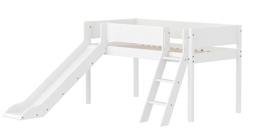 FLEXA WHITE Halvhøj seng 120 cm med rutchebane, skrå stige og grooves sengehest 90x200 cm - Hvid