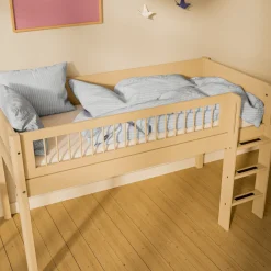 FLEXA WHITE Halvhøj seng 120 cm med stige og crossbar sengehest 90x200 cm - Sand