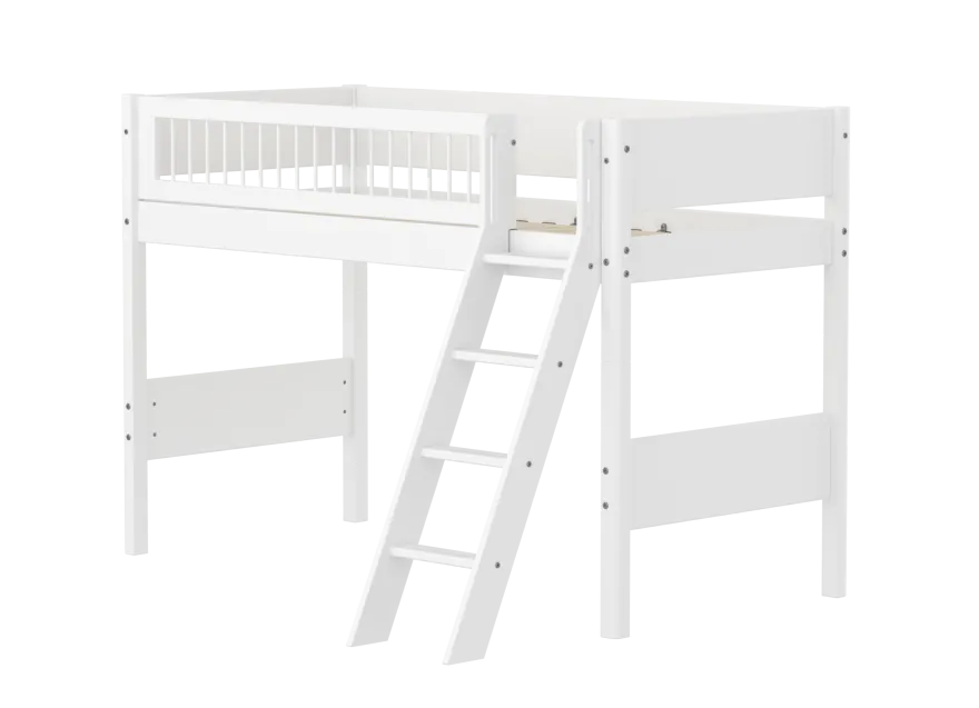 FLEXA WHITE Mellemhøj seng 143 cm med skrå stige og crossbar sengehest 90x200 cm- Hvid