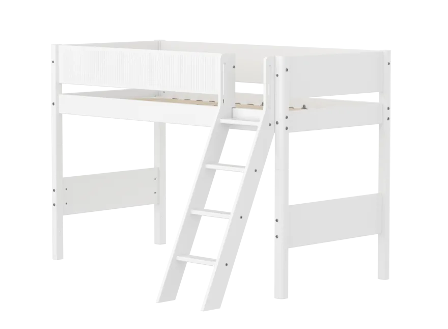 FLEXA WHITE Mellemhøj seng 143 cm med skrå stige og grooves sengehest 90x200 cm- Hvid