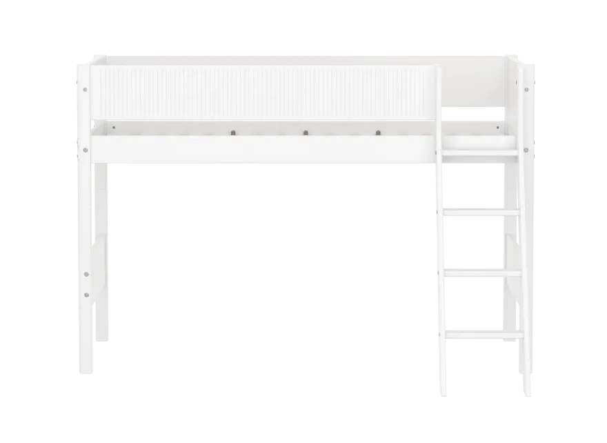 FLEXA WHITE Mellemhøj seng 143 cm med skrå stige og grooves sengehest 90x200 cm- Hvid