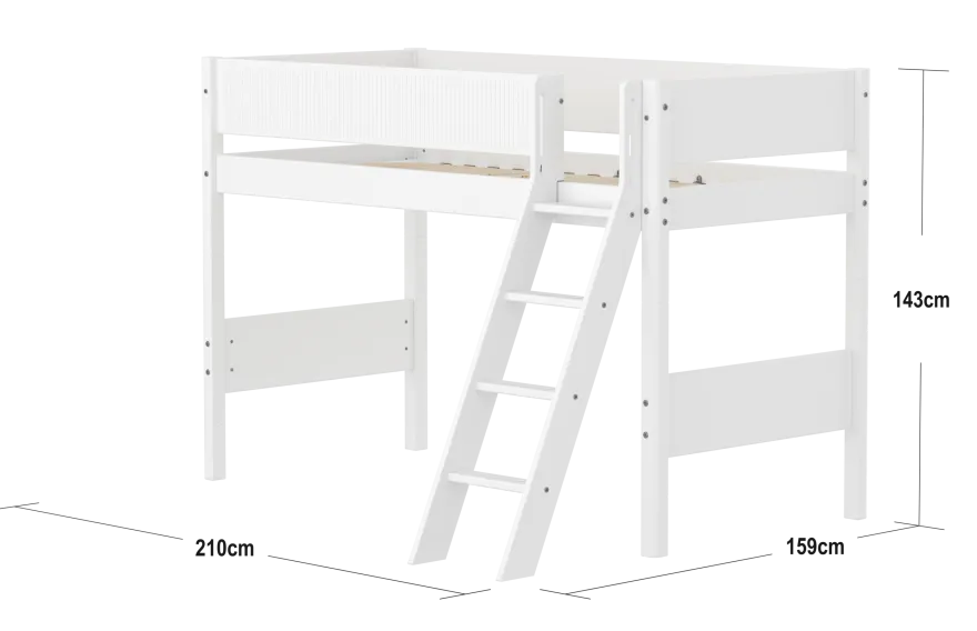 FLEXA WHITE Mellemhøj seng 143 cm med skrå stige og grooves sengehest 90x200 cm- Hvid