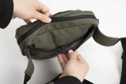 On-the-go mini taske med pusleunderlag - Army Grøn